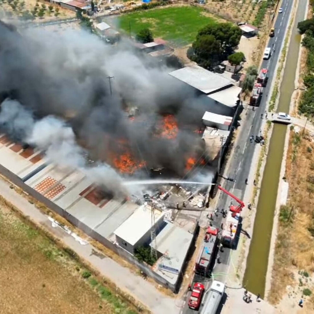 İzmir'de geri dönüşüm fabrikasında yangın (2)