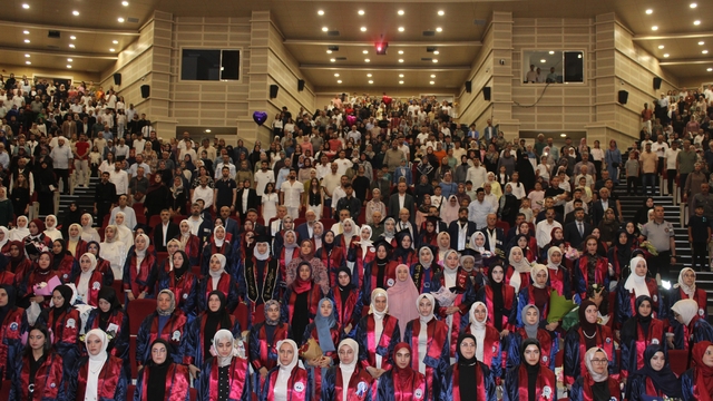 ERÜ İlahiyat Fakültesi'nde mezuniyet sevinci
242 genç ilahiyatçı mezun oldu