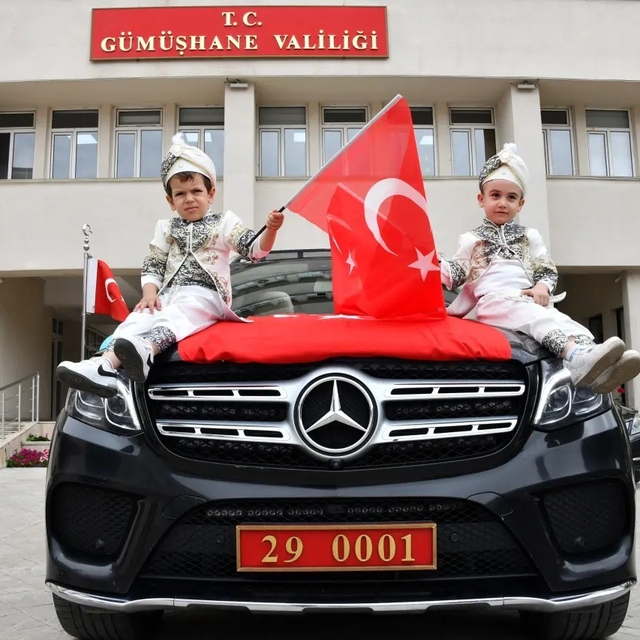 Sünnet çocukları valinin makam aracıyla şehir turu attılar