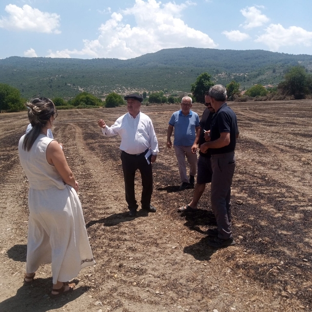 Baştuğ Yelişyurt'ta 14 ton saman balyası yanan üreticiyi ziyaret etti