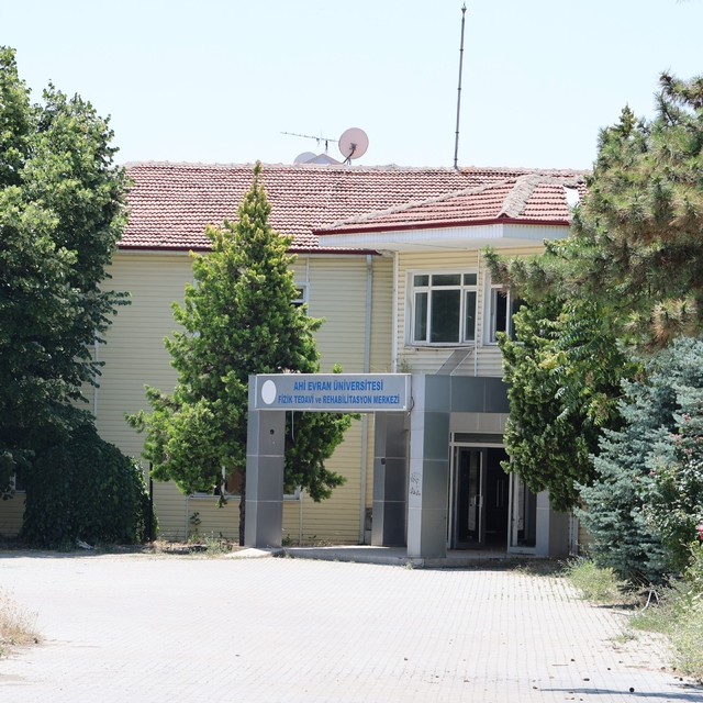 Vandallar, eski fizik tedavi merkezinin duvarlarına sprey boyalarla yazı ya...