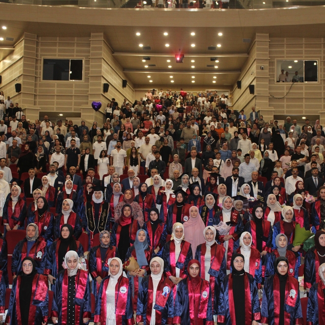 ERÜ İlahiyat Fakültesi'nde mezuniyet sevinci
242 genç ilahiyatçı mezun oldu