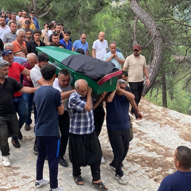 Otomobilin çarptığı avukat, cübbesi ile son yolculuğuna uğurlandı