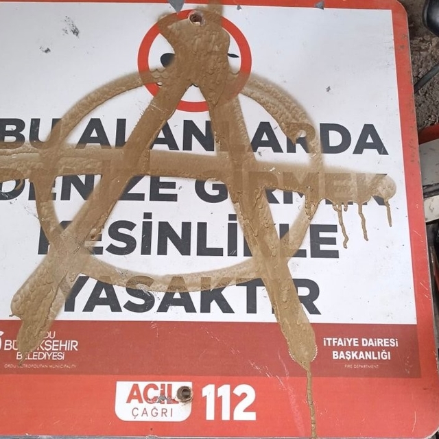 Magandalar can simitlerini çaldı, uyarı levhalarına zarar verdi