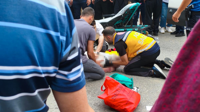 TIR'ın altında kalan yaya ağır yaralandı