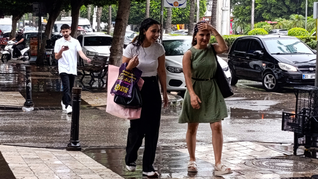 Adana'da yaz yağmuru hazırlıksız yakaladı
