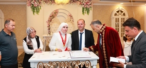 Kahramanmaraş'ta sevgi engel tanımadı: Görme engelli iki öğretmen dünyaevin...