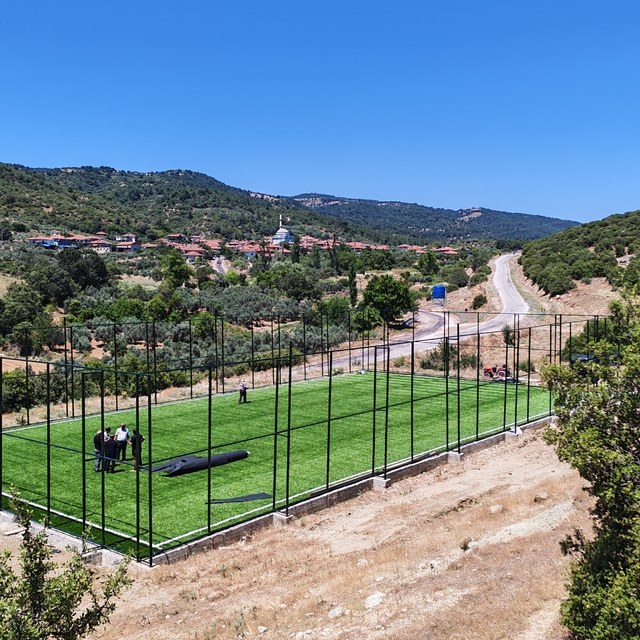 Demirci'de kırsal mahallelere halı saha yatırımı