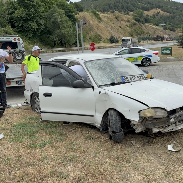 Otomobilin refüje çıktığı kaza maddi hasarla atlatıldı
