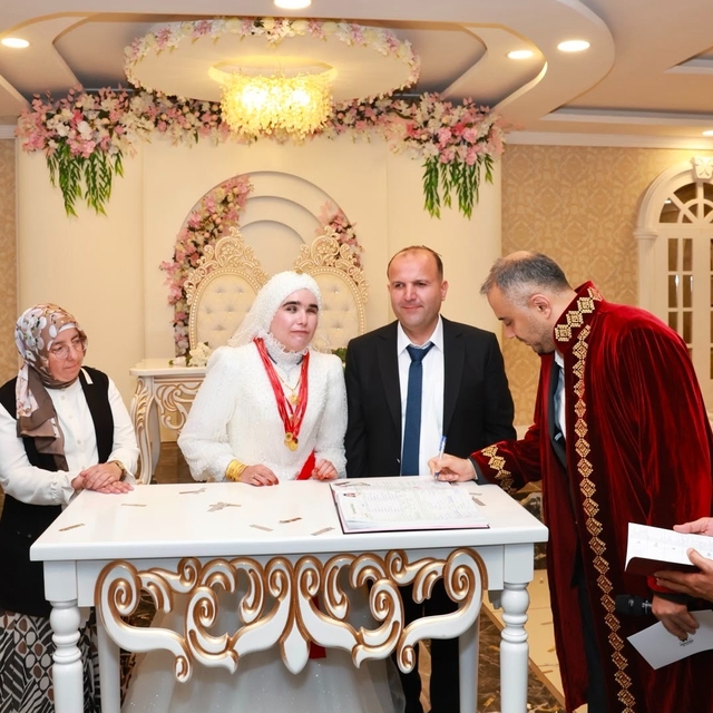 Kahramanmaraş'ta sevgi engel tanımadı: Görme engelli iki öğretmen dünyaevin...