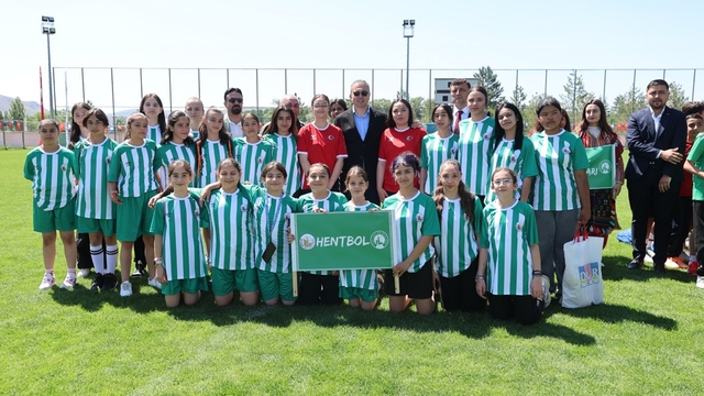 Sivas Belediyesi tarafından düzenlenen Yaz Spor Okulları açıldı