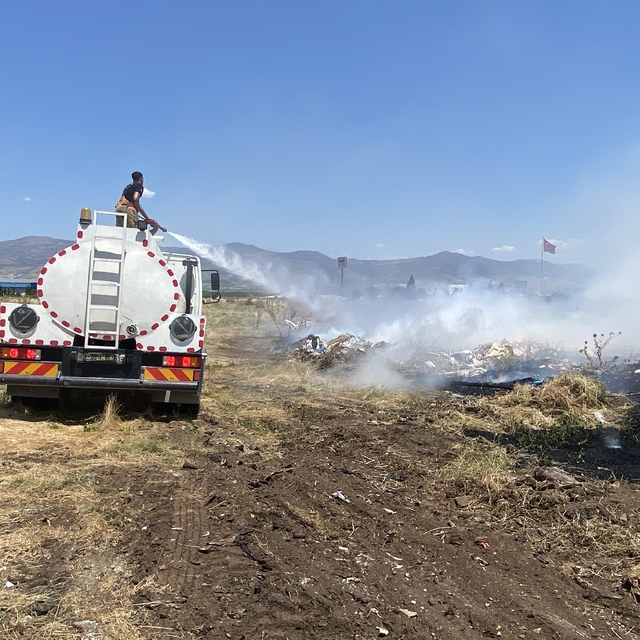 Alaşehir'de otluk alanda çıkan yangın kontrol altına alındı