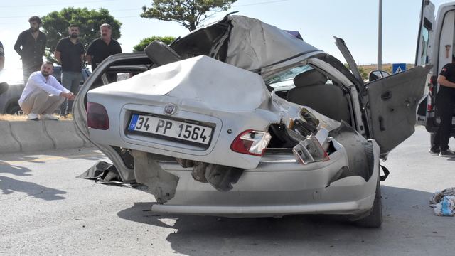 Van'da park halindeki kamyonete çarpan otomobildeki 1 kişi öldü, 4 kişi yaralandı