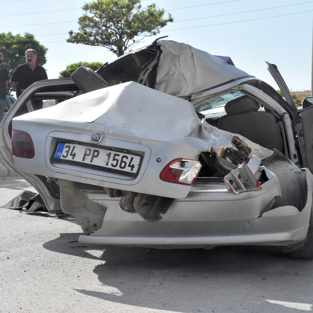Van'da park halindeki kamyonete çarpan otomobildeki 1 kişi öldü, 4 kişi yar...