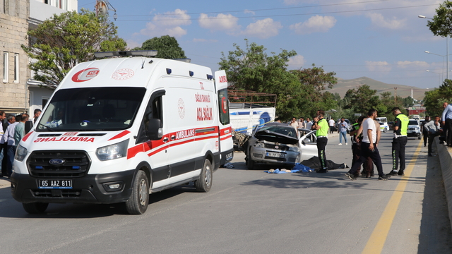 Van'da otomobil, park halindeki kamyona çarptı: 1 ölü, 4 yaralı