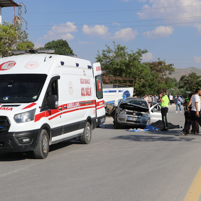 Van'da otomobil, park halindeki kamyona çarptı: 1 ölü, 4 yaralı