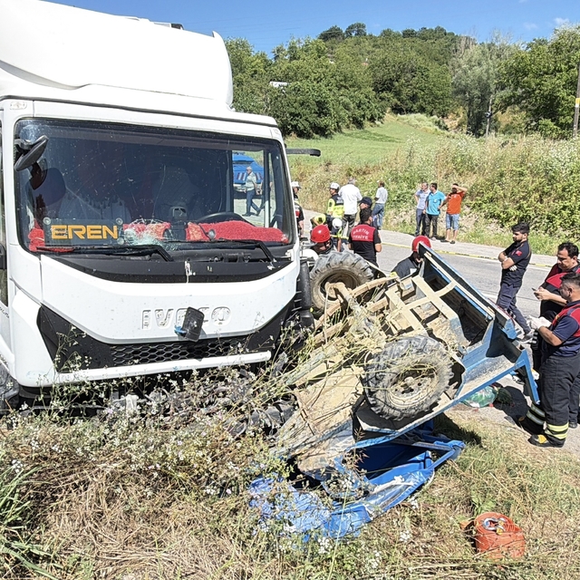 Kamyonla çarpışan patpatın sürücüsü öldü