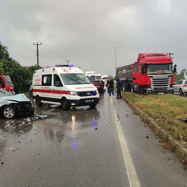 Samsun'da iki otomobilin çarpıştığı kazada 2'si ağır 4 kişi yaralandı