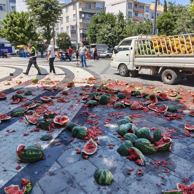 Satışına izin verilmediğini öne sürdüğü karpuzları belediye önünde parçalad...