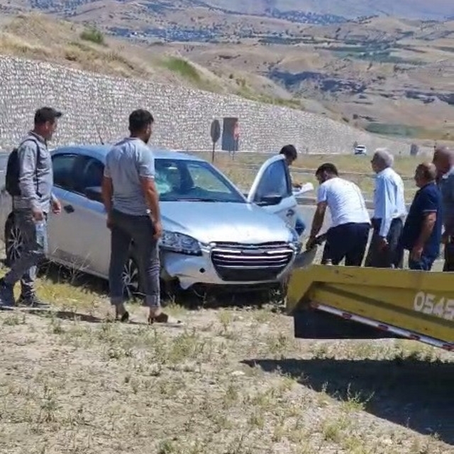 Motosiklete çarpmamak için manevra yapınca kaza yaptı: 1 yaralı