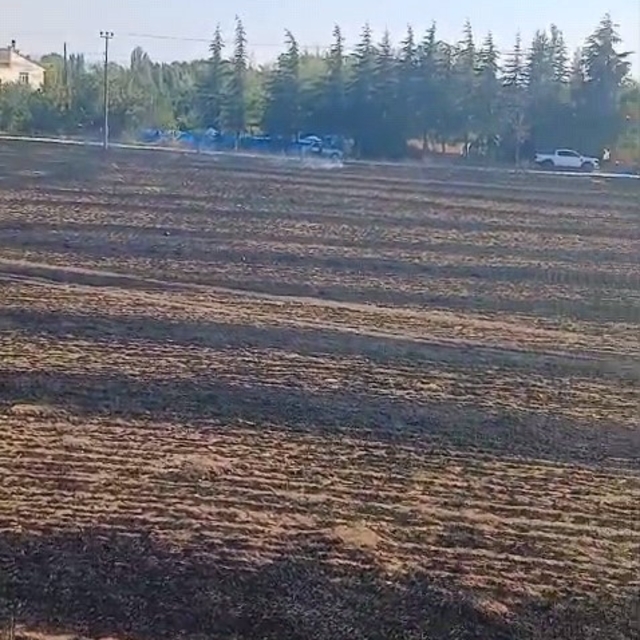 Keskin Mahallesi'ndeki ot yangını büyümeden söndürüldü
Eskişehir'de ot yang...