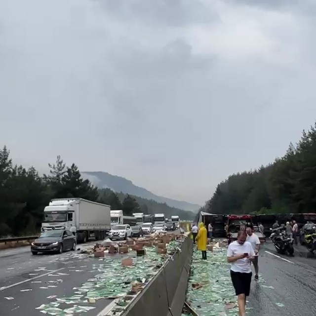 Pozantı-Adana istikameti tır devrilmesi nedeniyle trafiğe kapandı