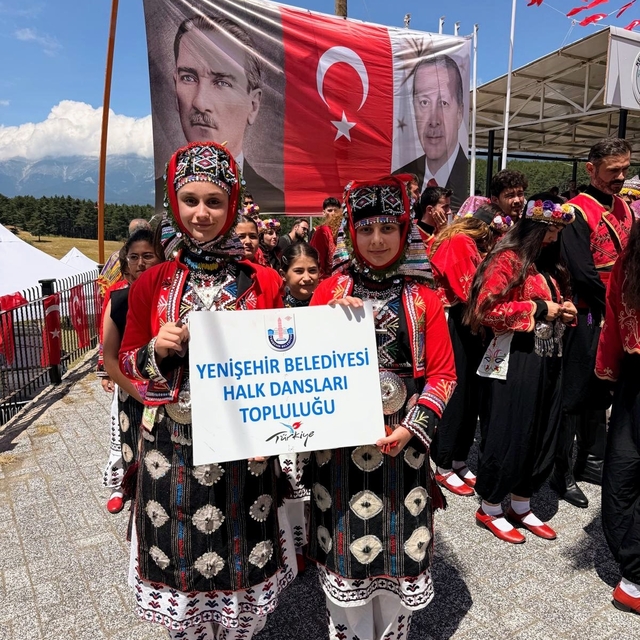 Yenişehir Halk Dansları Topluluğu, Kocayayla Şenlikleri'nde ayakta alkışlan...