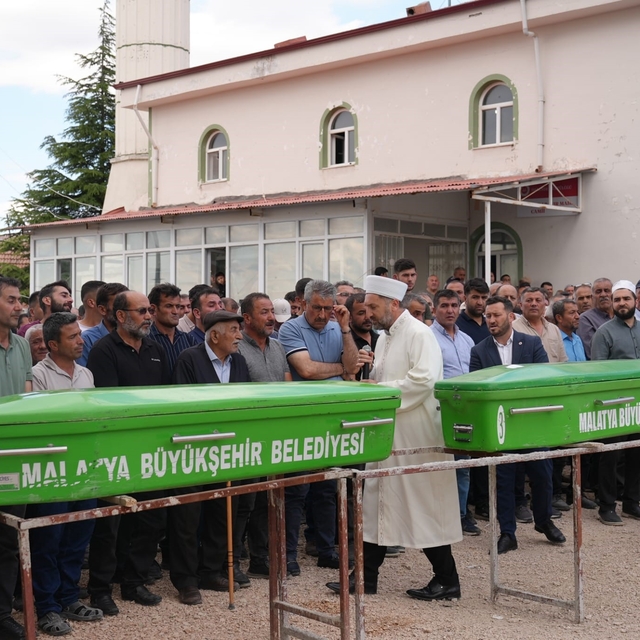 Malatya'da kazada hayatını kaybeden 3 kişilik aile toprağa verildi