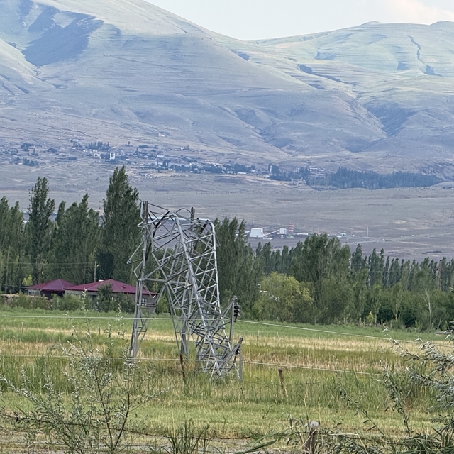 Iğdır'da fırtına çatıları uçurdu