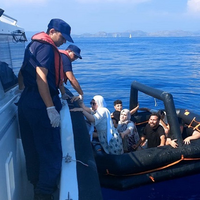 Yunan sahil güvenlik 3'ü çocuk 8 düzensiz göçmeni Türk karasularına geri it...