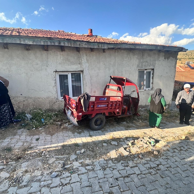 Yozgat'ta duvara çarpan elektrikli motosikletteki 6 kişi yaralandı