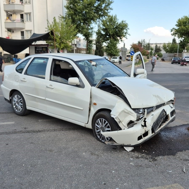 Adıyaman'da iki otomobil çarpıştı: 1'i ağır 3 yaralı