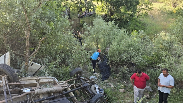 Bingöl'de kamyonet uçuruma yuvarlandı: 3 ölü, 2 yaralı