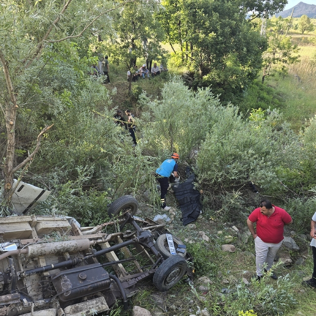 Bingöl'de kamyonet uçuruma yuvarlandı: 3 ölü, 2 yaralı
