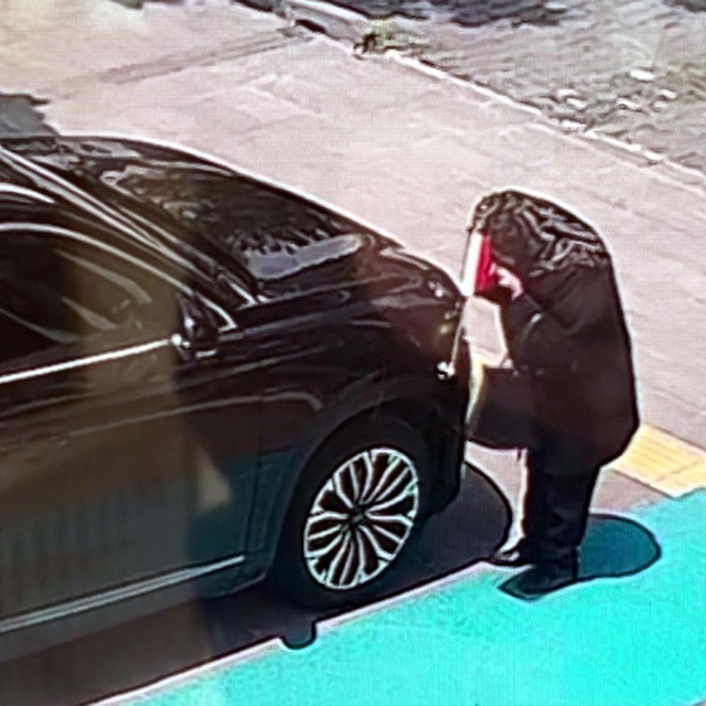 Makam aracındaki bayrağı öptü, Vali Polat bayrak hediye etti