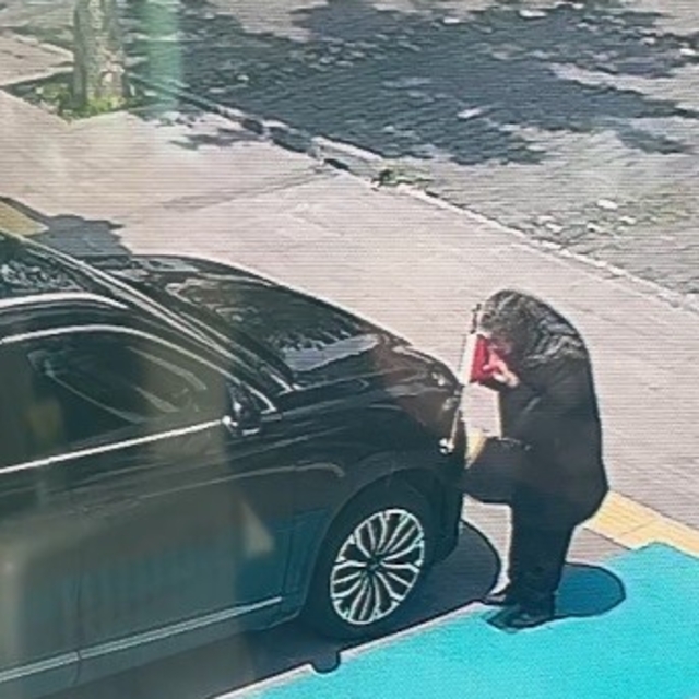Kars'ta yaşlı kadın makam aracındaki Türk bayrağını öptü