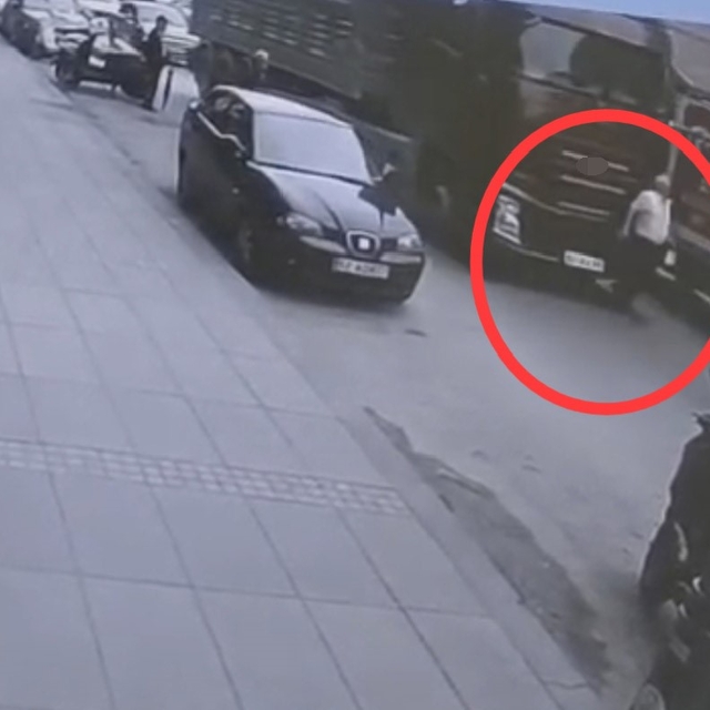 Tırın altında kalan yaşlı adam hayatını kaybetti