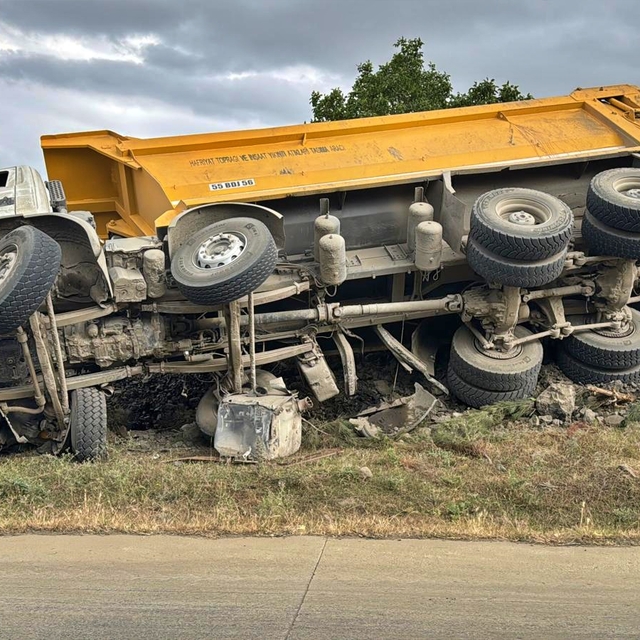 Samsun'da devrilen kamyonun sürücüsü hayatını kaybetti