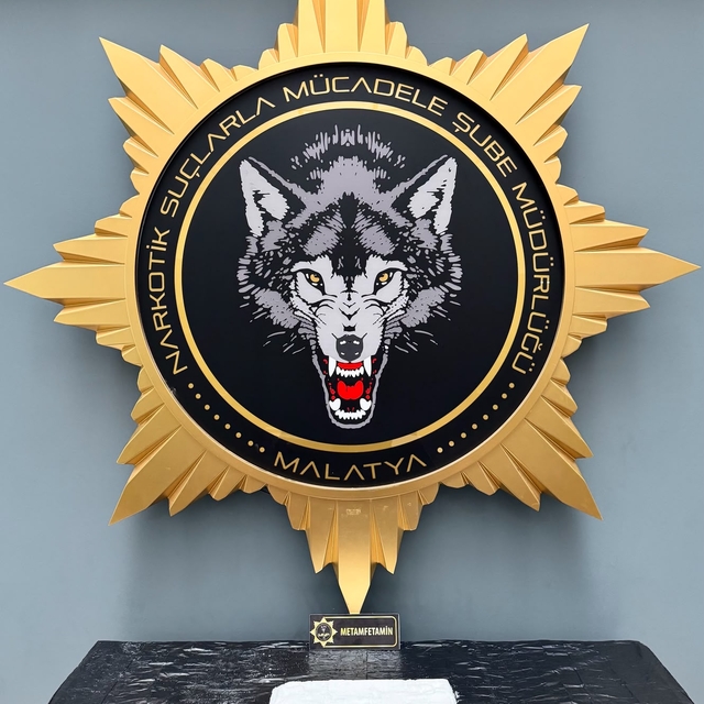 Malatya'da otomobilin orta konsoluna gizlenmiş 1 kilogram sentetik uyuşturu...