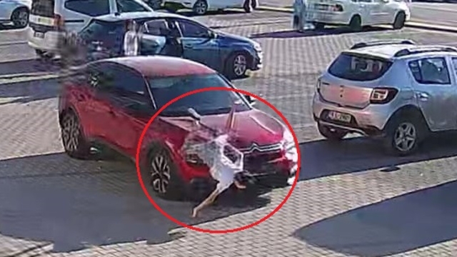 Bursa'da koşarak yola çıkan çocuğa otomobilin çarptığı kaza kamerada
