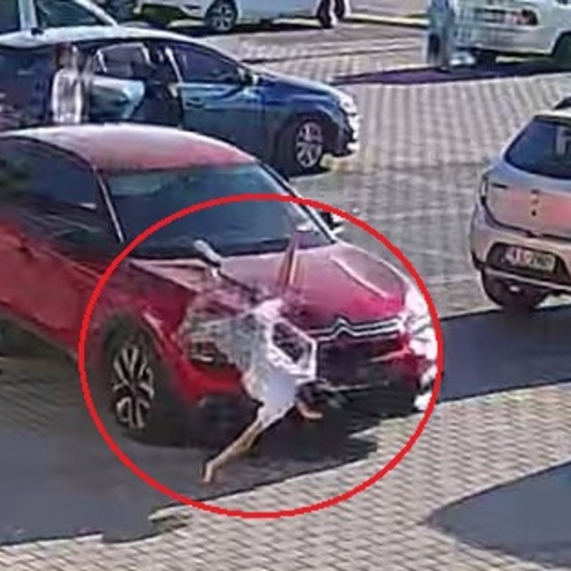 Bursa'da koşarak yola çıkan çocuğa otomobilin çarptığı kaza kamerada