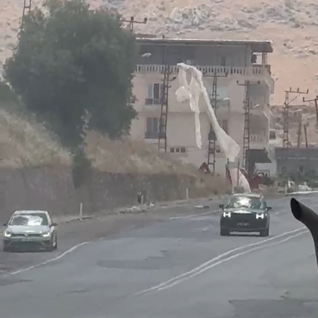 Siirt'te elektrik direğinde çıkan yangın paniğe neden oldu
