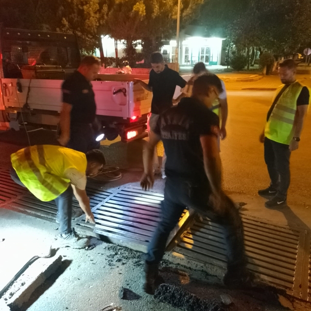 Mazgalda 3 gün mahsur kalan kedi, 2 saatlik çalışmayla kurtarıldı