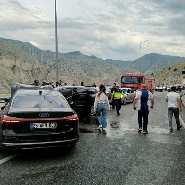 Erzurum'da hafif ticari araçla otomobilin çarpışması sonucu 1 kişi öldü