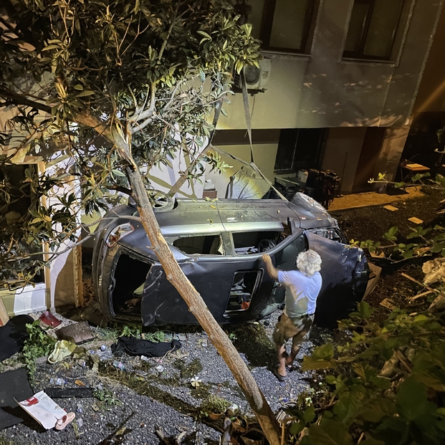 Kocaeli'de apartman boşluğuna devrilen otomobildeki 2 kişi yaralandı