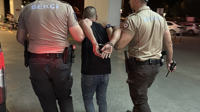 Edirne'de 24 düzensiz göçmen ile göçmen kaçakçılığı şüphelisi yakalandı