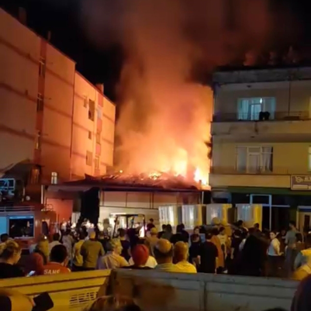 Boya deposu alevlere teslim oldu