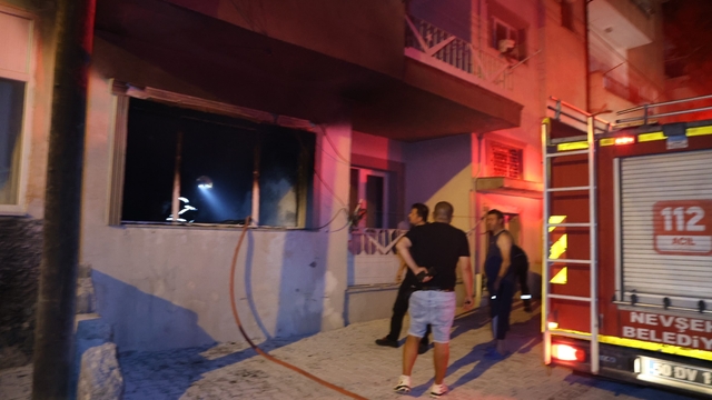 Önce ağabeyini bıçakla kovaladı, sonra evi ateşe verdi