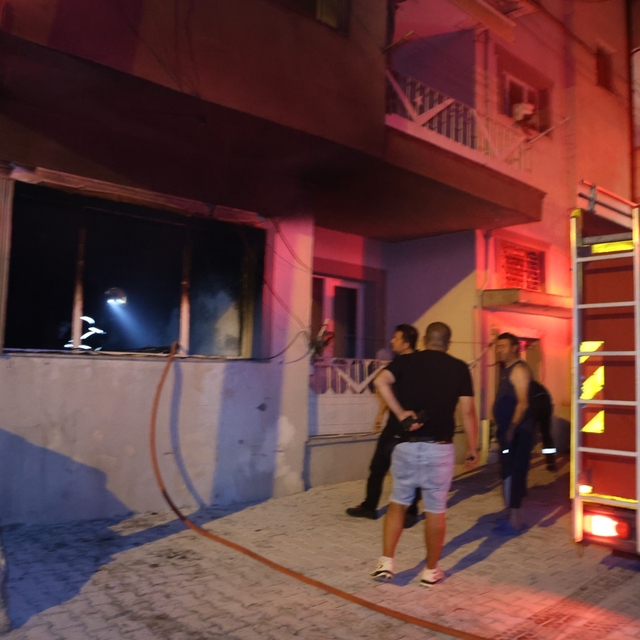 Önce ağabeyini bıçakla kovaladı, sonra evi ateşe verdi