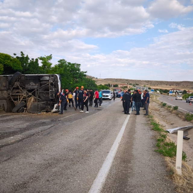 Kırıkkale'de devrilen yolcu otobüsündeki 41 kişi yaralandı